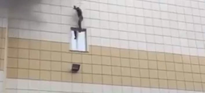 Σκηνές αλά 11η Σεπτεμβρίου στο φλεγόμενο εμπορικό κέντρο της Ρωσίας – Πηδούσαν στο κενό για να σωθούν (βίντεο)